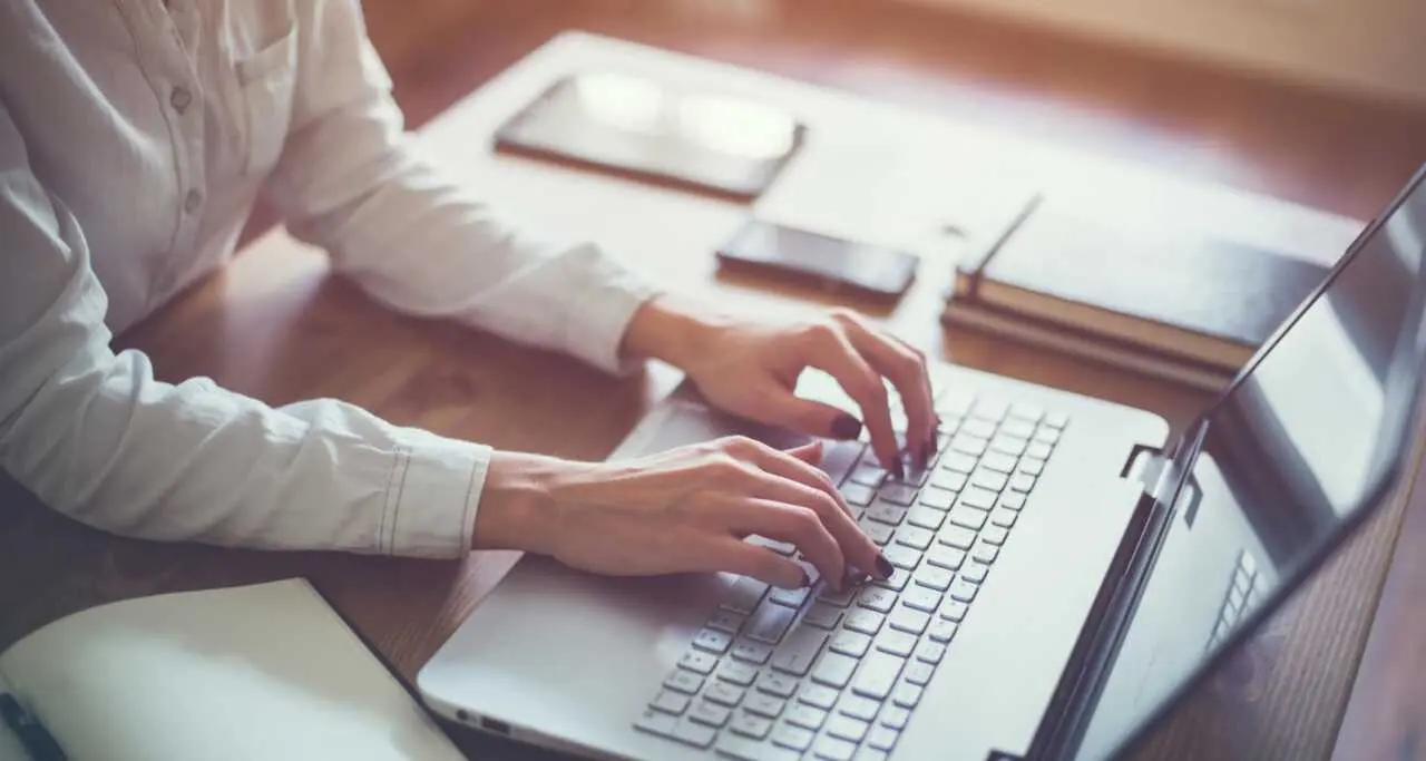 Archivo - Recurso de una mujer escribiendo en un ordenador port&aacute;til.