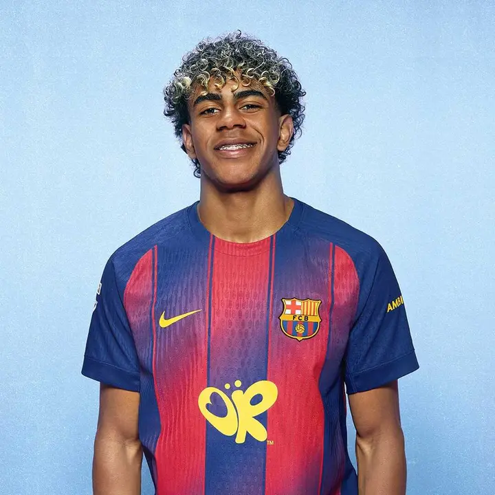 El jugador Lamine Yamal con la camiseta que el FC Barcelona lucir&aacute; con el logo de la artista Olivia Rodrigo