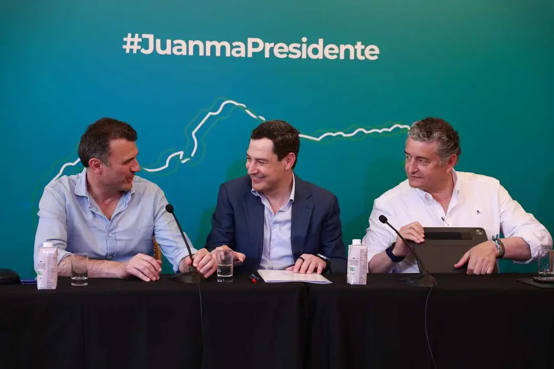 El presidente del PP de Andaluc&iacute;a, Juanma Moreno (c), el candidato n&uacute;mero uno por C&aacute;diz, Antonio Sanz (d), y el alcalde de C&aacute;diz, Bruno Garc&iacute;a (i), durante un acto del PP.  