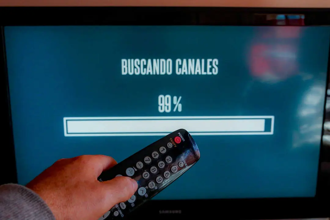 Archivo - Una persona utiliza su mando de la televisi&oacute;n para buscar canales