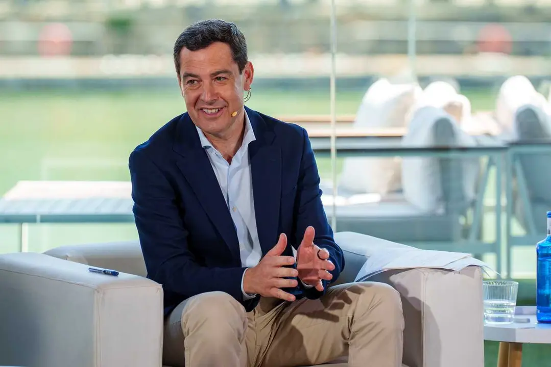 El presidente del PP de Andaluc&iacute;a y candidato a la reelecci&oacute;n a la Junta, Juanma Moreno, participa en el acto electoral &lsquo;Di&aacute;logo Estrat&eacute;gico. La Nueva Andaluc&iacute;a&rsquo;. A 1 de mayo de 2026 en Sevilla, Andaluc&iacute;a (Espa&ntilde;a). El presidente del PP de Andaluc&iacute;a y cand