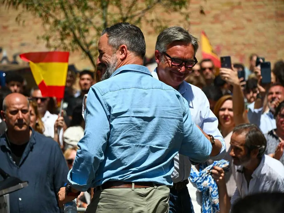 Santiago Abascal y Manuel Gavira se saludan en el acto de campa&ntilde;a celebrado en Ja&eacute;n.