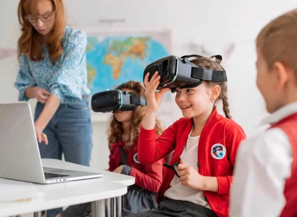 Estudiante utilizando gafas VR en laboratorio de qu&iacute;mica virtual de alta fidelidad | Kiwistock