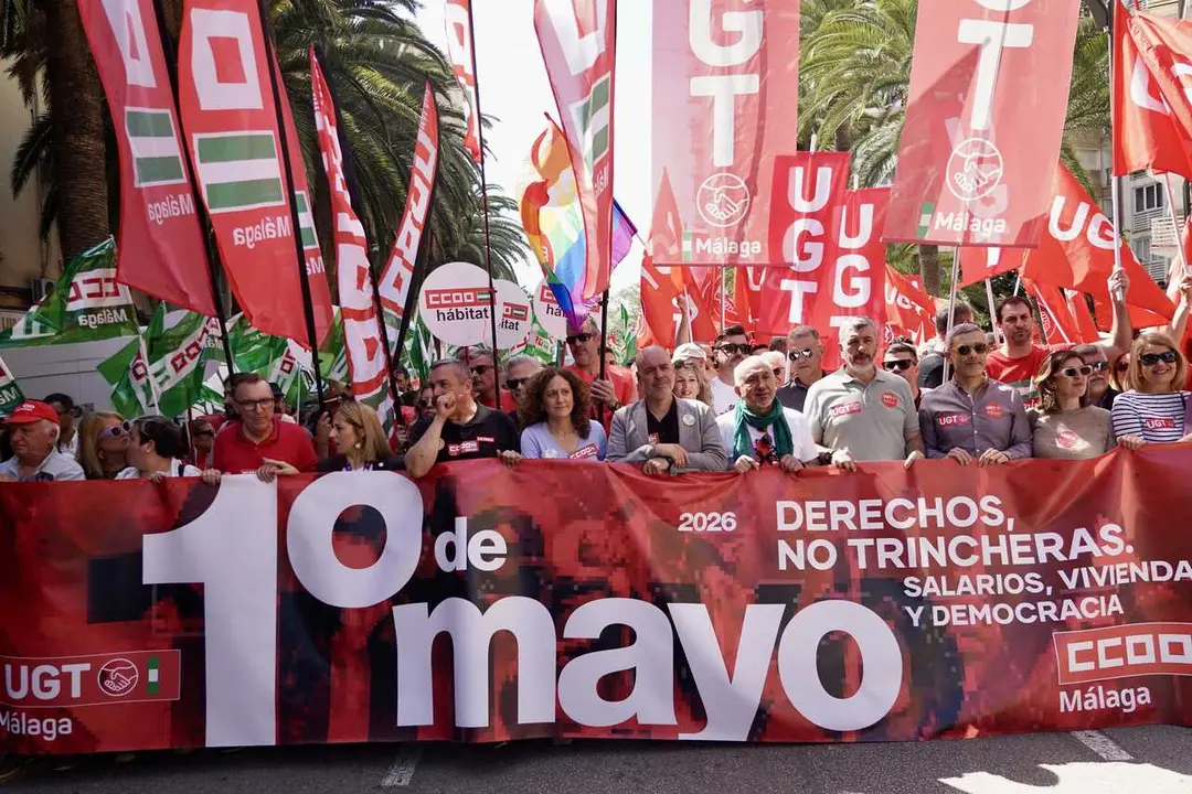 El secretario general de CCOO, Unai Sordo (6d), junto al secretario general de UGT, Pepe &Aacute;lvarez (5d), tras la pancarta que abre la manifestaci&oacute;n convocada en M&aacute;laga con motivo del 1 de mayo. 