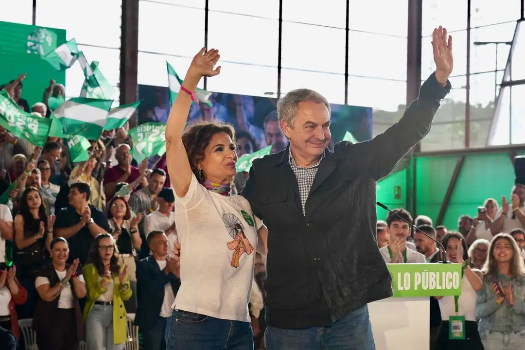 La secretaria general del PSOE-A y candidata a la presidencia de la Junta de Andaluc&iacute;a, Mar&iacute;a Jes&uacute;s Montero, y el expresidente del Gobierno Jos&eacute; Luis Rodr&iacute;guez Zapatero, en un mitin en C&aacute;rtama (M&aacute;laga).