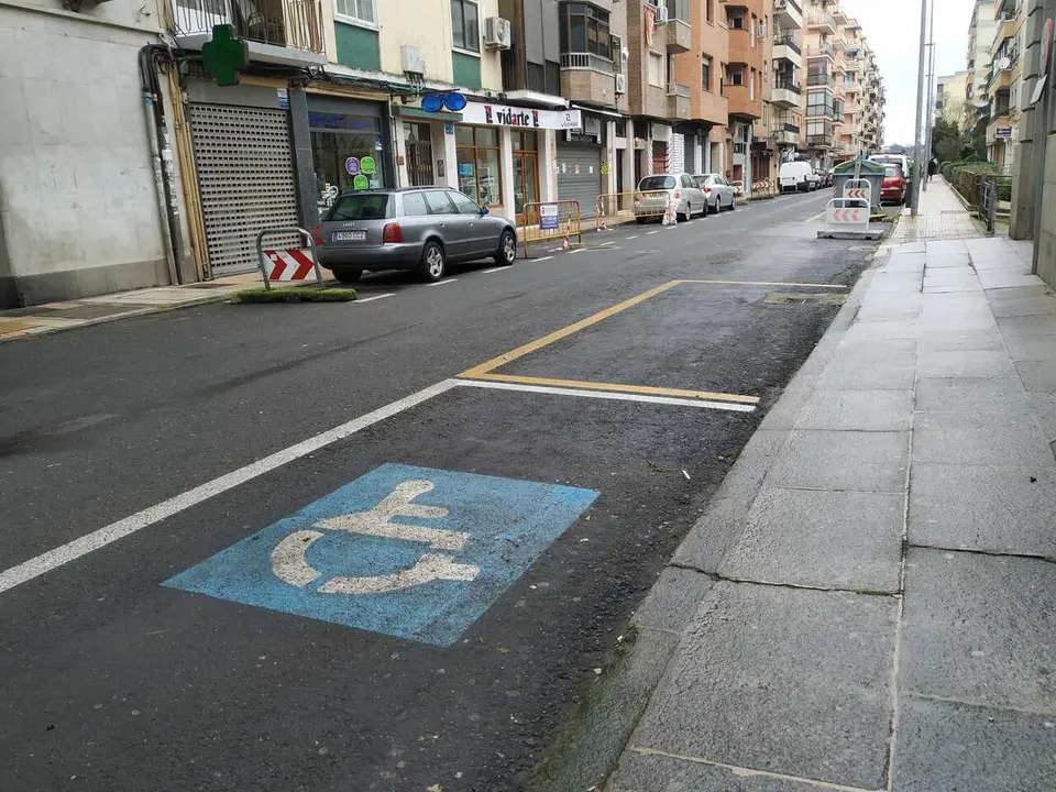 Archivo - Plaza de aparcamiento para persona con discapacidad en la calle Doctor Fleming de C&aacute;ceres