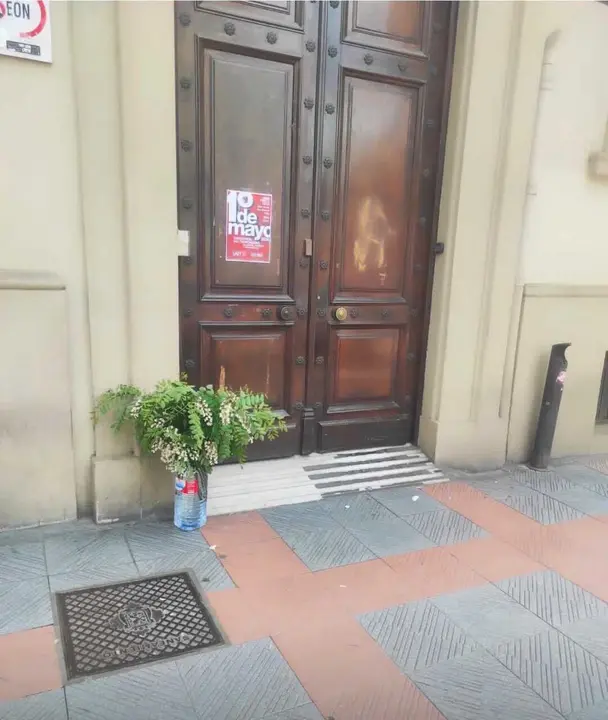 La sede de UGT Le&oacute;n sufre un ataque vand&aacute;lico con la pintada de una esv&aacute;stica el 1 de Mayo