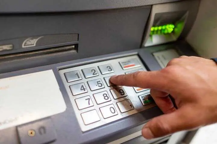 Una persona introduce su PIN en un cajero autom&aacute;tico, momento clave en el que puede producirse el robo mediante la t&eacute;cnica de &ldquo;la siembra&rdquo;.