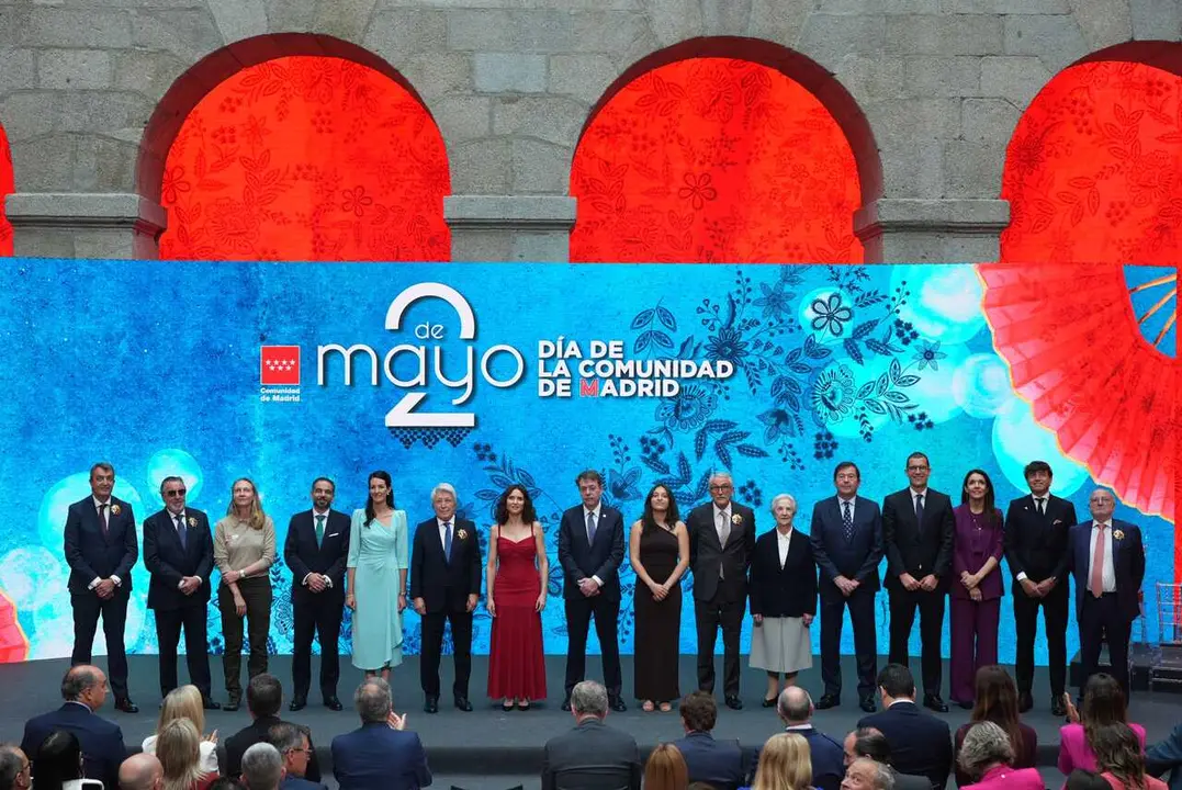 La presidenta de la Comunidad de Madrid, Isabel D&iacute;az Ayuso, junto a los premiados en el Dos de Mayo