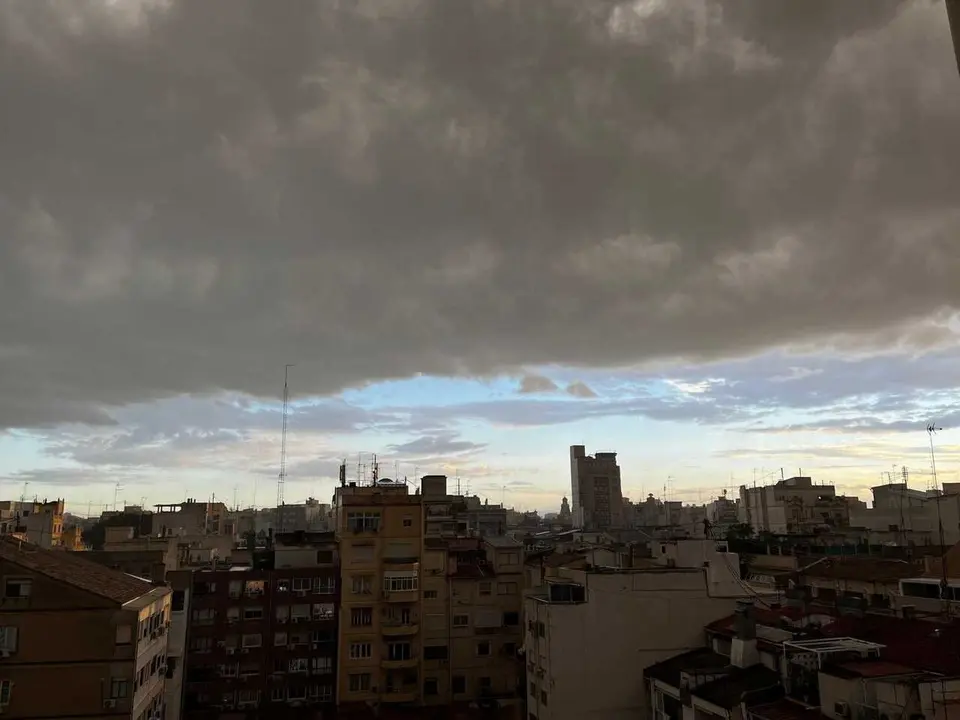 Archivo - Tormenta a su paso por el centro de Valencia