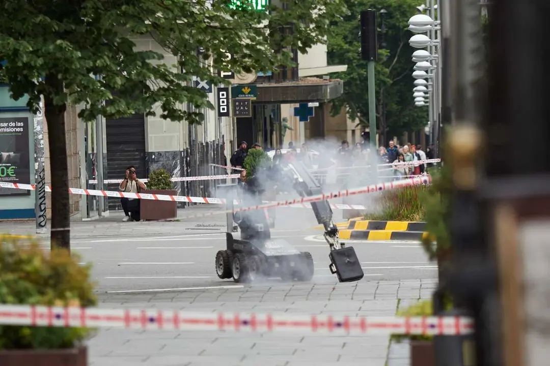 Momento de la detonaci&oacute;n controlada del objeto sospechoso encontrado en la plaza de las Merindades de Pamplona.