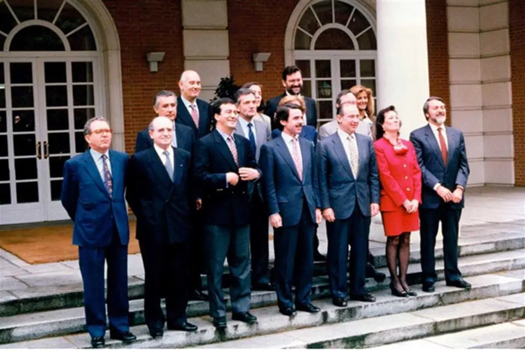 Gabinete de Gobierno de la primera legislatura de Jos&eacute; Mar&iacute;a Aznar, aprobada por el Congreso de los Diputado el 4 de mayo de 1996.