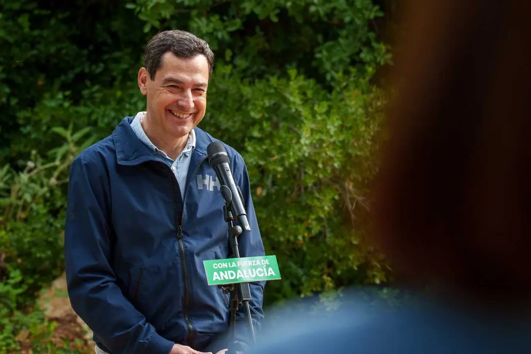 El presidente de la Junta de Andaluc&iacute;a y candidato a la reelecci&oacute;n, Juanma Moreno atiende a los medios tras el recorrido por el Cintur&oacute;n Verde. A 2 de mayo de 2026 en C&oacute;rdoba, Andaluc&iacute;a (Espa&ntilde;a). 