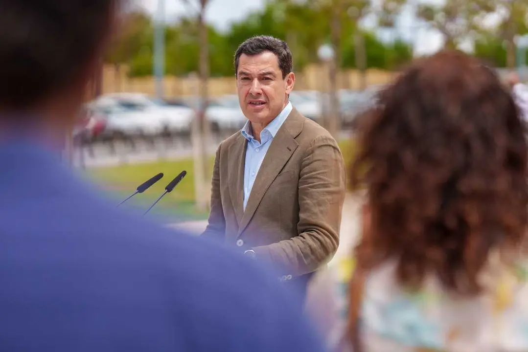 El presidente del PP de Andaluc&iacute;a y candidato a la reelecci&oacute;n como presidente de la Junta, Juanma Moreno visita la Hermandad de la Virgen de Valme. A 3 de mayo de 2026 en Dos Hermanas, Sevilla (Andaluac&iacute;a, Espa&ntilde;a). El presidente del PP de Andaluc&iacute;a y cand
