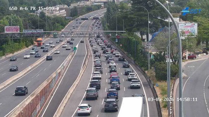 Tr&aacute;fico lento en los accesos a Madrid tras el puente del 1 de mayo.
