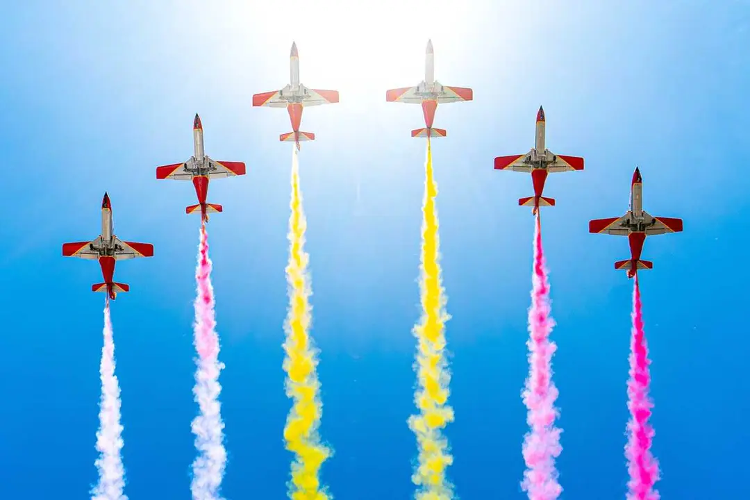 Archivo - El grupo de vuelo acrob&aacute;tico del Ej&eacute;rcito del Aire y del Espacio Espa&ntilde;ol, La Patrulla &Aacute;guila sobre vuela el circuito de Jerez, a 28 de abril de 2024 en C&aacute;diz (Andaluc&iacute;a, Espa&ntilde;a).