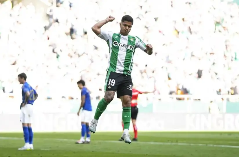 El Betis domina al Oviedo sepult&aacute;ndolo al descenso