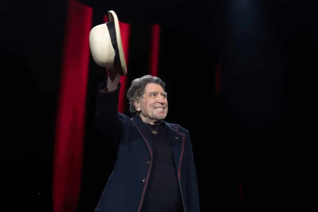 Archivo - El cantante Joaqu&iacute;n Sabina, durante su concierto en el Movistar Arena, a 30 de noviembre de 2025, en Madrid (Espa&ntilde;a). Joaqu&iacute;n Sabina ofrece este &uacute;ltimo concierto de su carrera como parte de su gira de despedida 'Hola y Adi&oacute;s'.