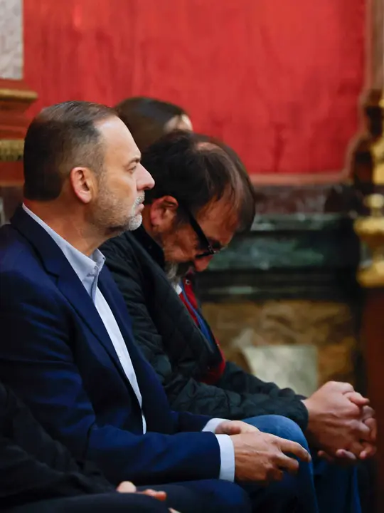 El exministro Jos&eacute; Luis &Aacute;balos (i) y su exasesor Koldo Garc&iacute;a (d) en el banquillo de los acusados durante el juicio por el 'caso mascarillas' en el Tribunal Supremo, a 7 de abril de 2026, en Madrid (Espa&ntilde;a). 