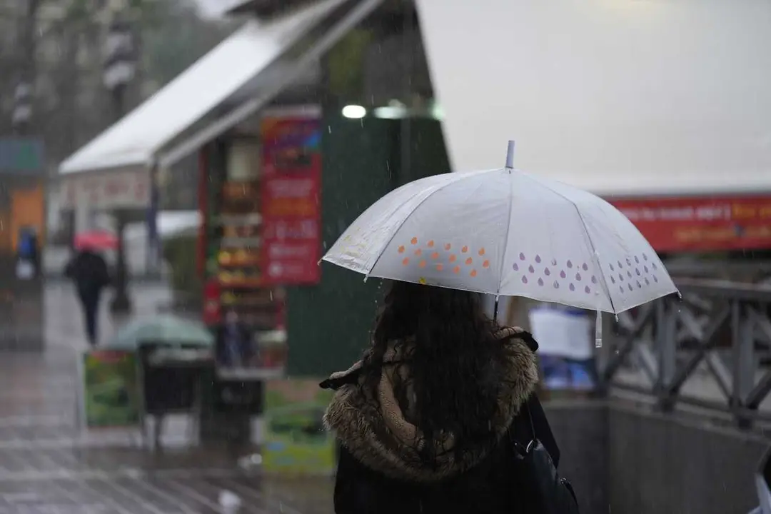 Archivo - Una persona se protege de la lluvia con un paraguas. A 03 de marzo de 2025, en Sevilla (Andaluc&iacute;a, Espa&ntilde;a). 