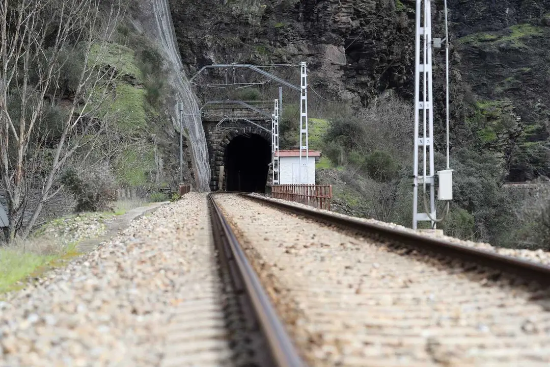 Montefurado, Quiroga, Lugo. Arde la catenaria de la v&iacute;a del tren en el t&uacute;nel de Montefurado. Los pasajeros de los trenes afectados han tenido que continuar viaje por carretera desde la estaci&oacute;n de Montefurado