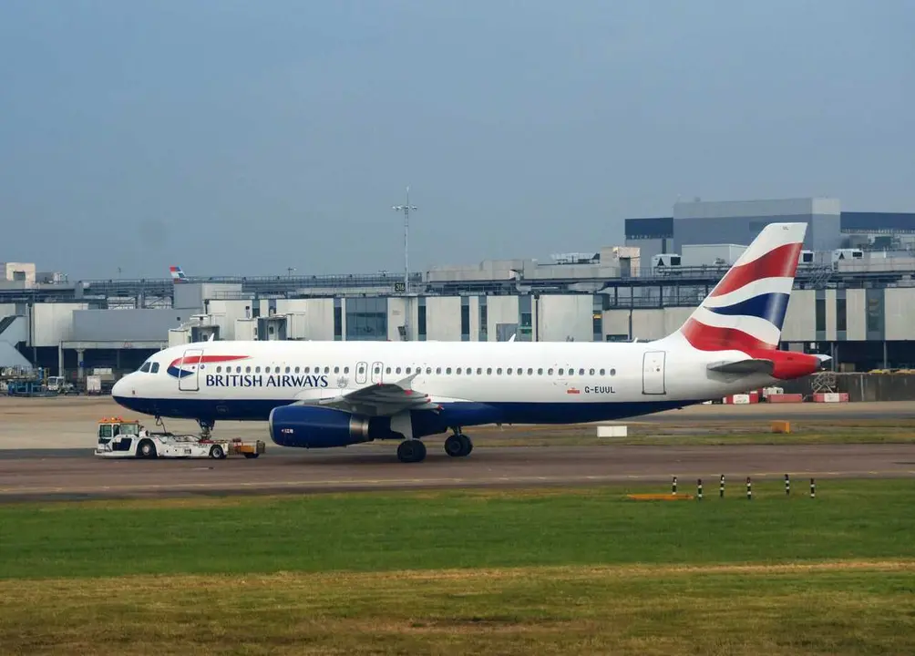 Avi&oacute;n de British Airways en la terminal 5 del aeropuerto de  Heathrow en Londres
