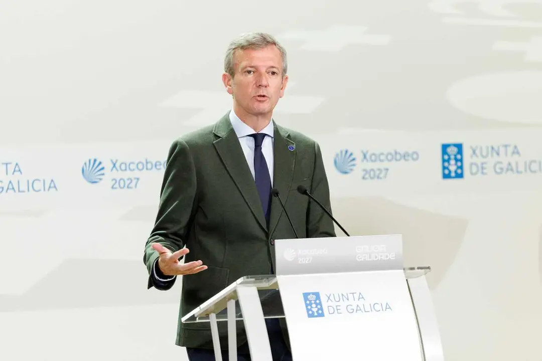O titular do Executivo galego, Alfonso Rueda, acompa&ntilde;ado pola conselleira de Vivenda e Planificaci&oacute;n das Infraestruturas, Mar&iacute;a Mart&iacute;nez Allegue, na rolda de prensa posterior &aacute; reuni&oacute;n do Consello da Xunta. Sala do Consello, 04/05/26.
