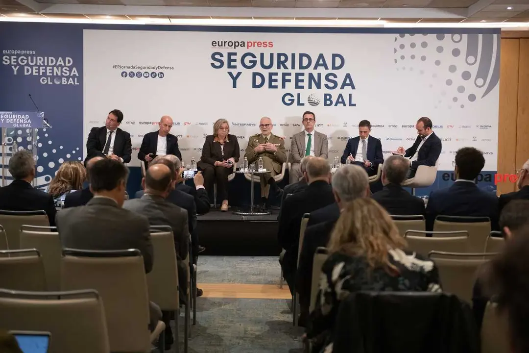 El director general del CESTIC, teniente general Jos&eacute; Mar&iacute;a Mill&aacute;n Mart&iacute;nez (C), durante la Jornada Seguridad y Defensa organizado por Europa Press en el Hotel Hyatt Regency Hesperia Madrid, a 5 de mayo de 2026, en Madrid (Espa&ntilde;a).