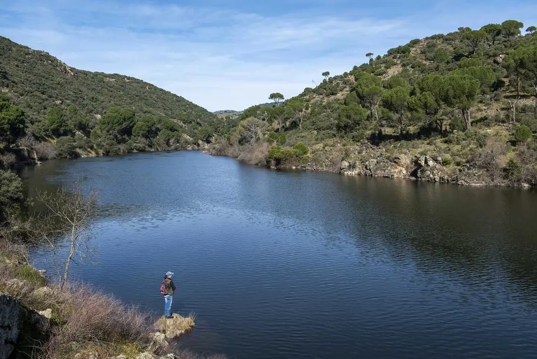 Archivo - Una persona pesca en un tramo de la V&iacute;a Verde del Alberche, a 22 de febrero de 2026, en Pelayos de la Presa, Madrid (Espa&ntilde;a). 