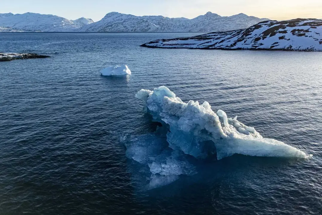 Archivo - En el fiordo de Nuuk, frente a la costa de Nuuk, flotan icebergs.  