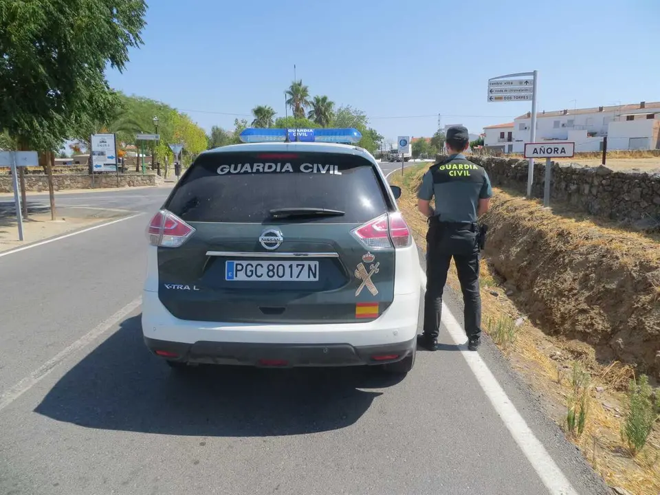 Archivo - Un agente de la Guardia Civil en A&ntilde;ora.