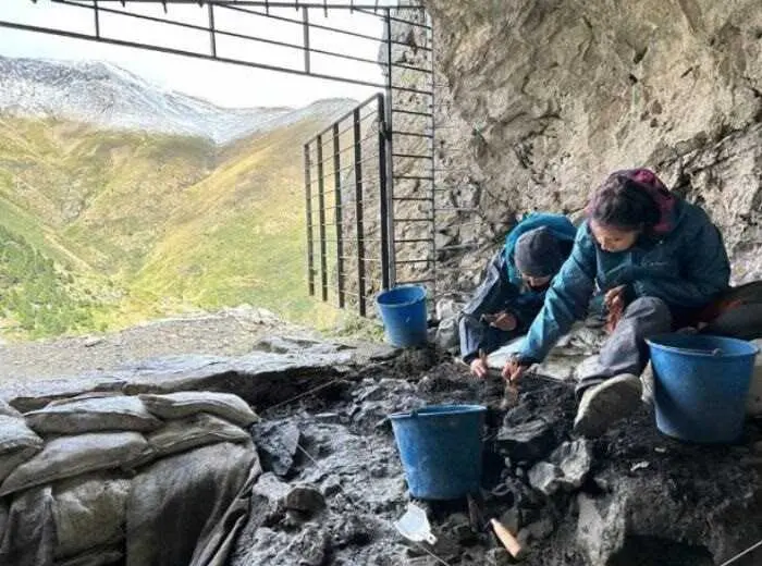 Trabajos de excavaci&oacute;n en la Cova 338
