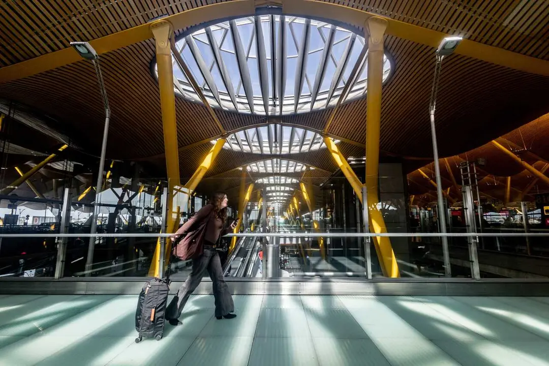 Archivo - Viajeros en la T4 del Aeropuerto Adolfo Su&aacute;rez Madrid-Barajas, a 2 de marzo de 2026, en Madrid (Espa&ntilde;a). 