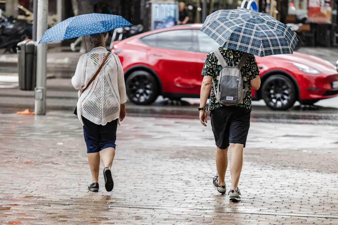 Archivo - Dos personas caminan bajo la lluvia, a 2 de septiembre de 2023, en Madrid (Espa&ntilde;a).