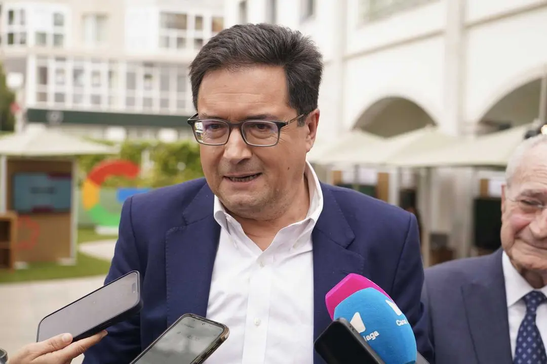 El ministro para la Transformaci&oacute;n Digital y de la Funci&oacute;n P&uacute;blica, &Oacute;scar L&oacute;pez, atiende a los medios antes de su intervenci&oacute;n en el evento 'Creciendo en la era Digital 2026'. A 23 de abril del 2026 en M&aacute;laga (Andaluc&iacute;a, Espa&ntilde;a).  En el centro Google de E