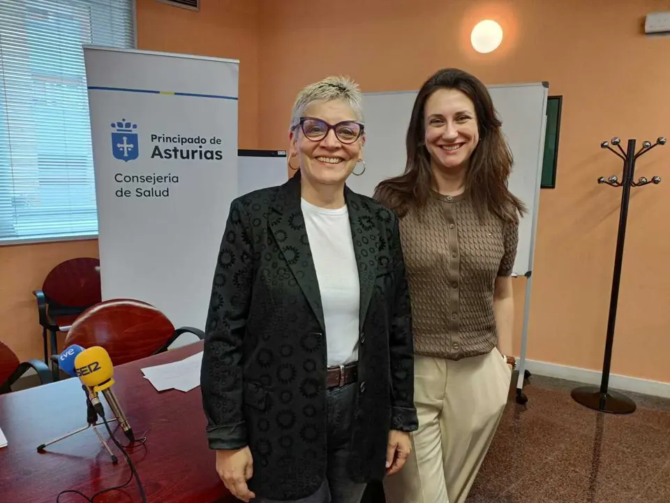 La consejera de Salud del Principado de Asturias, Concepci&oacute;n Saavedra, junto a la subdirectora de Atenci&oacute;n Primaria y Salud P&uacute;blica, Carmen Men&eacute;ndez.