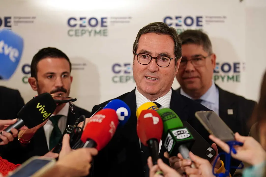 El presidente de CEOE, Antonio Garamendi, atiende a los medios durante el acto institucional 'Por la Uni&oacute;n Empresarial de Salamanca', en el Aula Cultural de Unicaja.