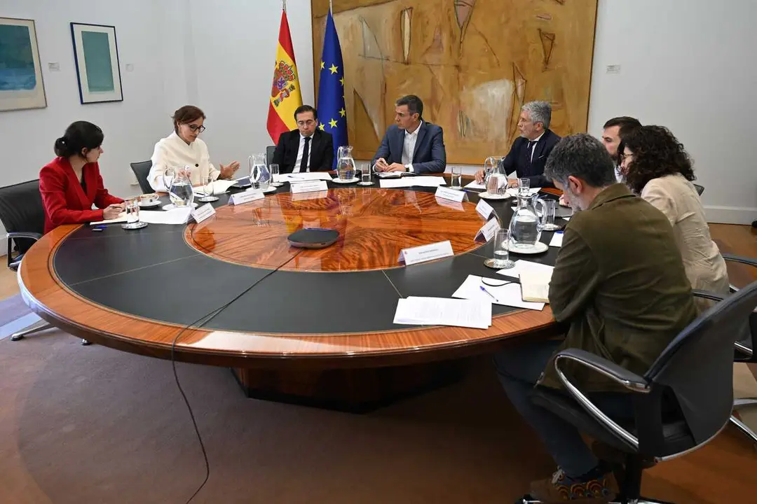 Imagen de la reuni&oacute;n sobre la situaci&oacute;n del barco afectado por hantavirus.