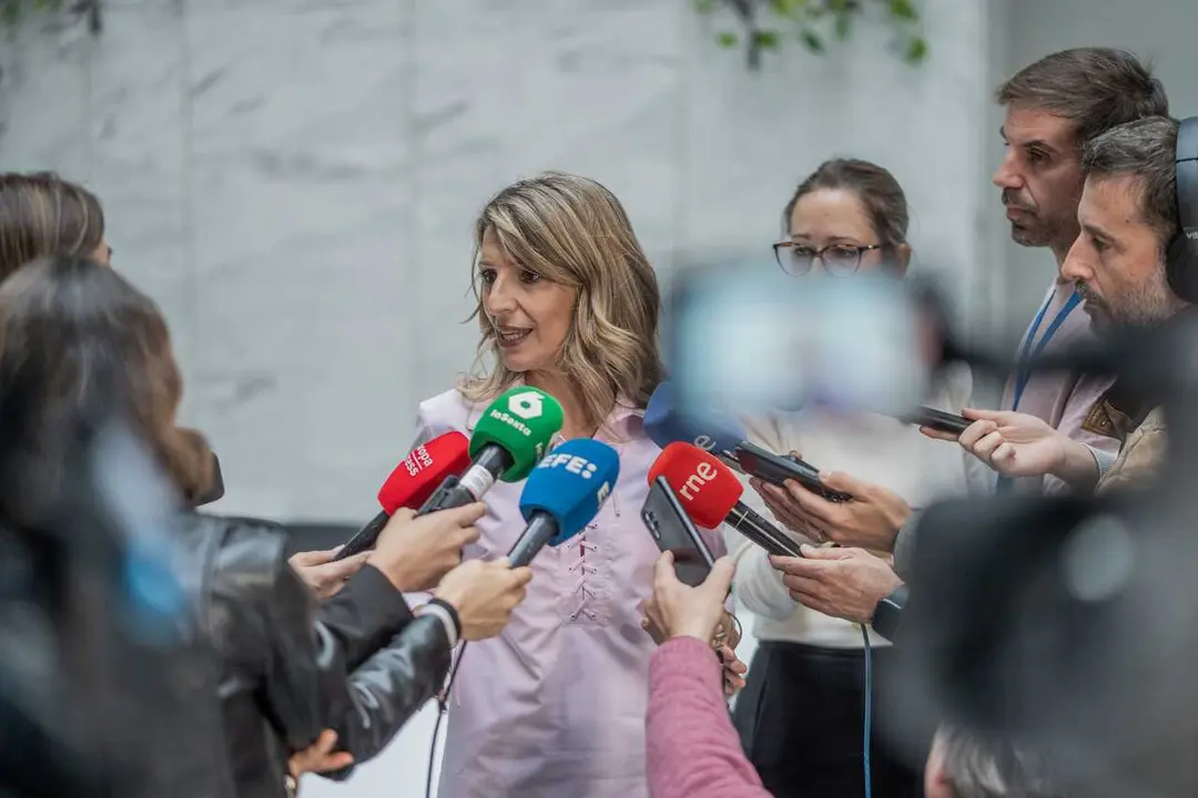 La vicepresidenta segunda del Gobierno y ministra de Trabajo y Econom&iacute;a Social, Yolanda D&iacute;az, atiende a los medios tras una reuni&oacute;n, en Space Las Cortes, a 6 de mayo de 2026, en Madrid (Espa&ntilde;a). Yolanda D&iacute;az y Francesca Albanese han mantenido una postura 