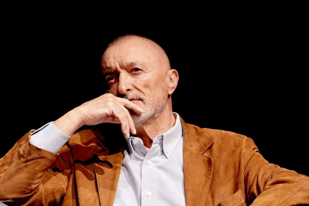 Archivo - El escritor Arturo P&eacute;rez-Reverte durante la comparecencia en rueda de prensa para informar de la nueva fecha del ciclo &lsquo;Letras en Sevilla&rsquo;. A 2 de febrero del 2026 en Sevilla, Espa&ntilde;a.&nbsp;La Fundaci&oacute;n Cajasol decidi&oacute; aplazar al pr&oacute;ximo oto&ntilde;o la cele