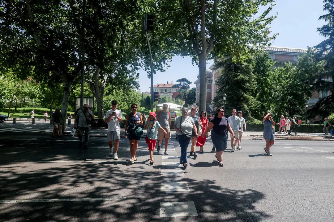 Archivo - Varias personas en el centro de la ciudad, a 10 de agosto de 2024, en Madrid (Espa&ntilde;a). La Comunidad de Madrid ha aumentado en 23.198 habitantes su poblaci&oacute;n. En concreto, ha crecido un 0,33% durante el segundo trimestre de 2024. En total, la reg
