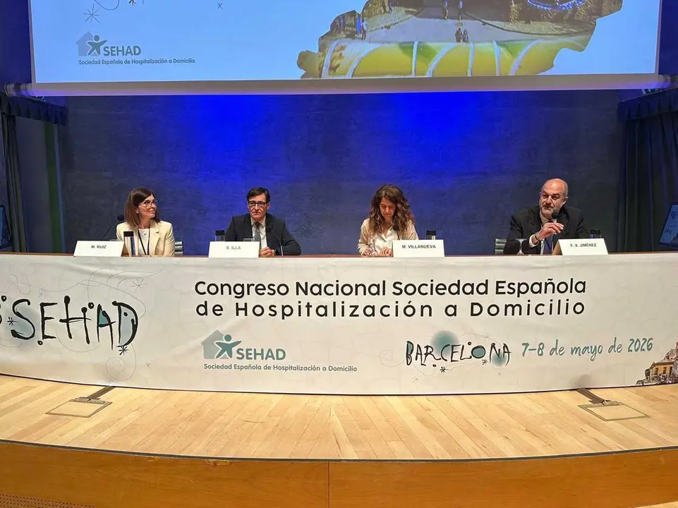 La presidenta de la SEHAD, Mar&iacute;a Ruiz; el presidente de la Generalitat, Salvador Illa;  la concejal de salud en el Ayuntamiento de Barcelona, Marta Villanueva, y el vicepresidente segundo de la SEHAD, Francesc Xavier Jim&eacute;nez