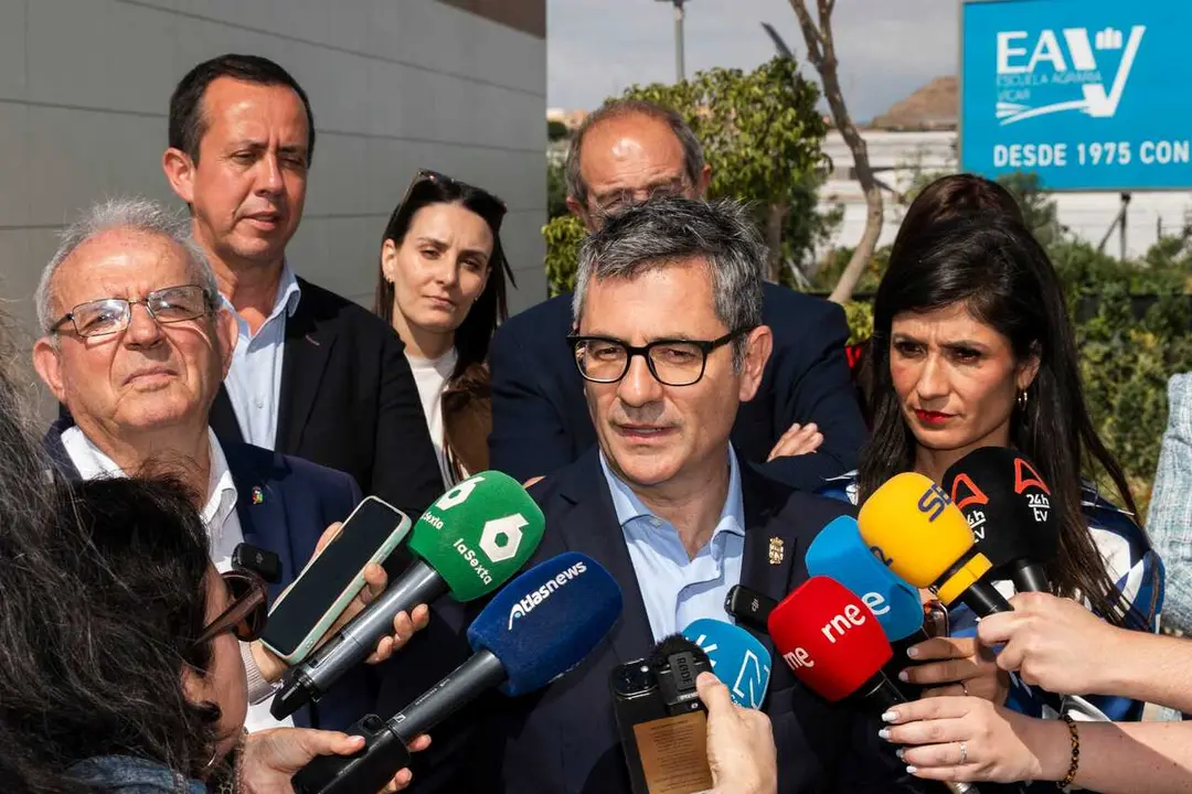 El ministro de Presidencia, Justicia y Relaciones con las Cortes, F&eacute;lix Bola&ntilde;os, atiende a los medios en V&iacute;car (Almer&iacute;a).