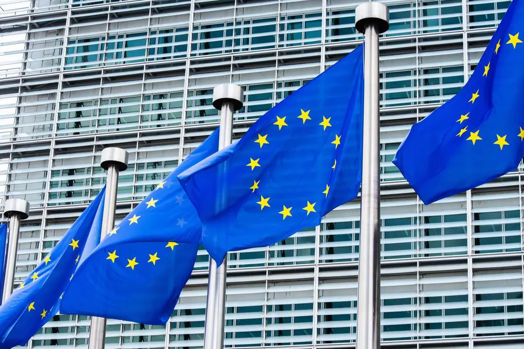 Archivo - Las banderas de la Uni&oacute;n Europea ondean frente al edificio Berlaymont en Bruselas, sede de la Comisi&oacute;n Europea.