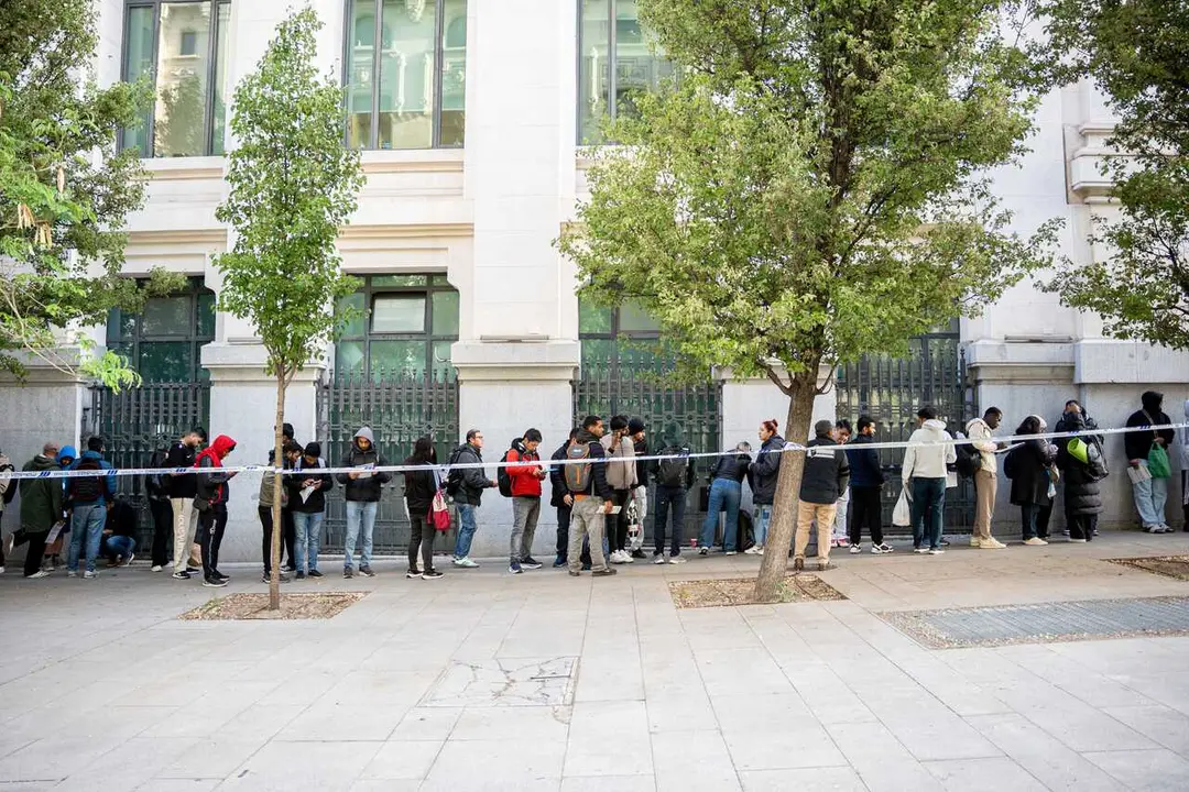 Varias personas hacen cola para conseguir el certificado de vulnerabilidad en una Oficina de Asistencia en Materia de Registro, a 22 de abril de 2026, en Madrid (Espa&ntilde;a). 