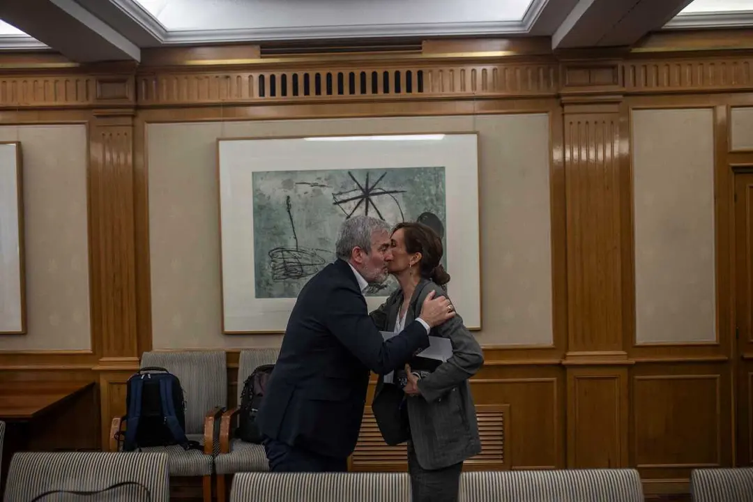 La ministra de Sanidad, M&oacute;nica Garc&iacute;a, saluda al presidente de Canarias, Fernando Clavijo, durante una reuni&oacute;n, en el Ministerio de Sanidad, a 7 de mayo de 2026, en Madrid (Espa&ntilde;a). 