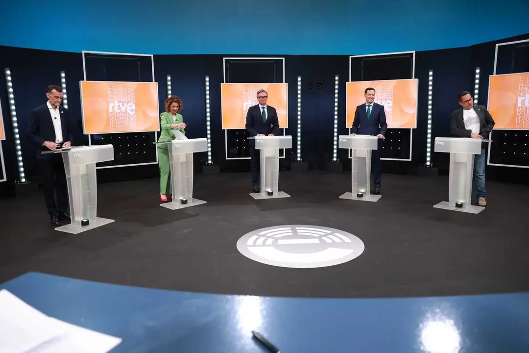 Imagen del debate electoral de RTVE con los cinco candidatos a la Presidencia de la Junta con representaci&oacute;n parlamentaria.