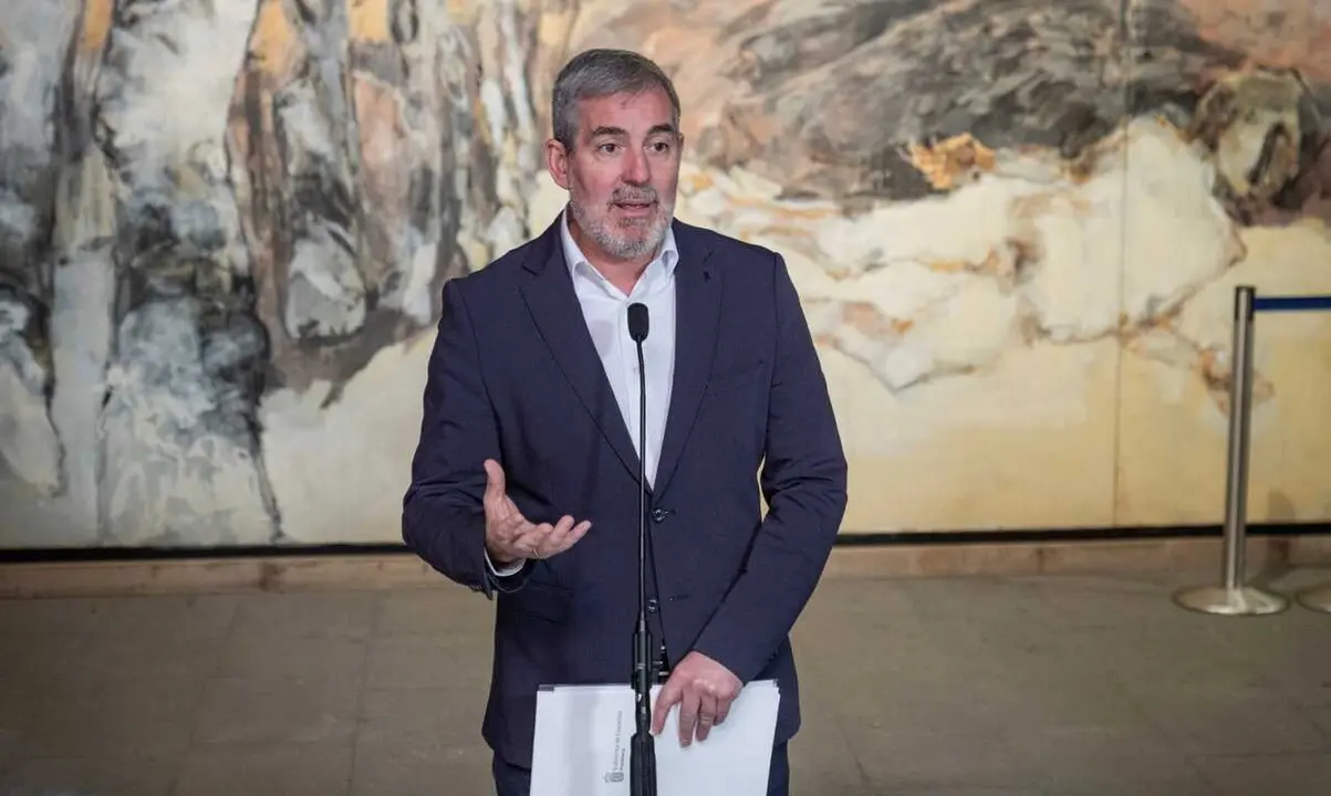Archivo - El presidente de Canarias, Fernando Clavijo, comparece ante los medios de comunicaci&oacute;n