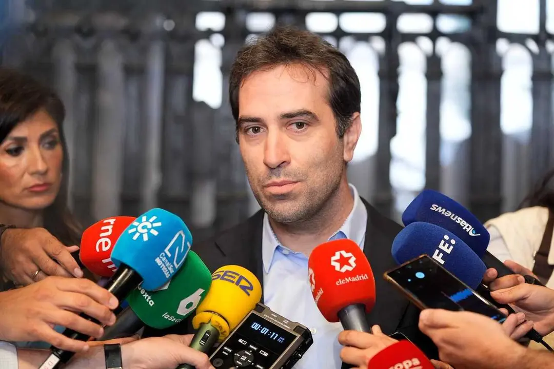 El vicepresidente primero del Gobierno y ministro de Econom&iacute;a, Carlos Cuerpo, en una atenci&oacute;n a medios en Sevilla.