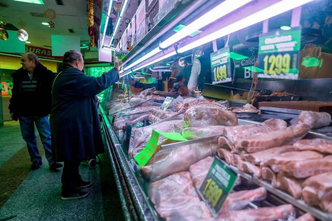 Archivo - Varias personas realizan sus &uacute;ltimas compras en la tienda de comestibles &lsquo;Los Mares Alimentaci&oacute;n&rsquo;, en el barrio de Prosperidad, a 24 de diciembre de 2022, en Madrid (Espa&ntilde;a). A la subida de precios t&iacute;pica de estas fechas de los alimentos frescos